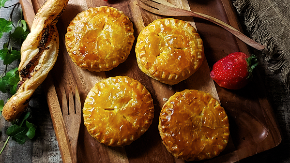 焼き時間13分♪簡単に作るピロシキ風ミートパイ