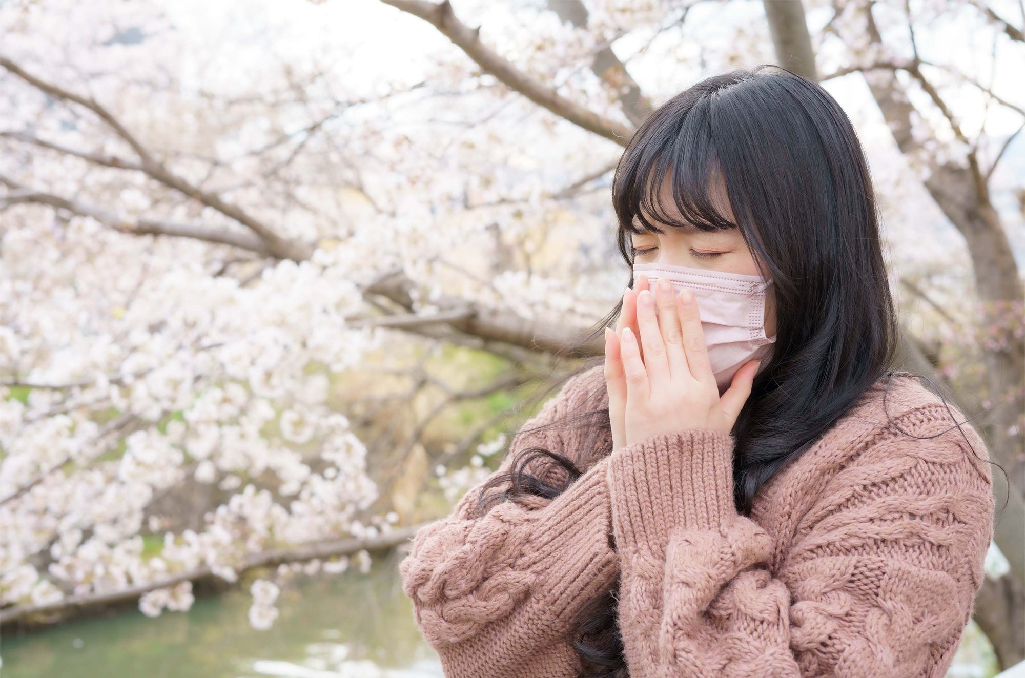 「空気清浄機って、花粉症に本当に効果があるの？」、花粉症のメカニズムから徹底説明！